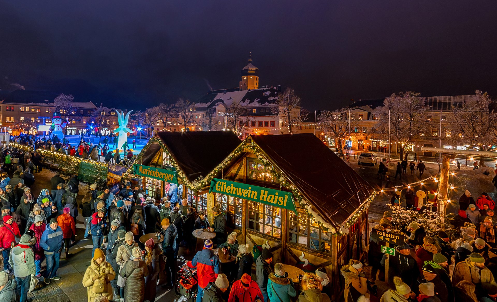 Weihnachtsmarkt mit sehr vielen Menschen vor dem Gliehweinhaisl