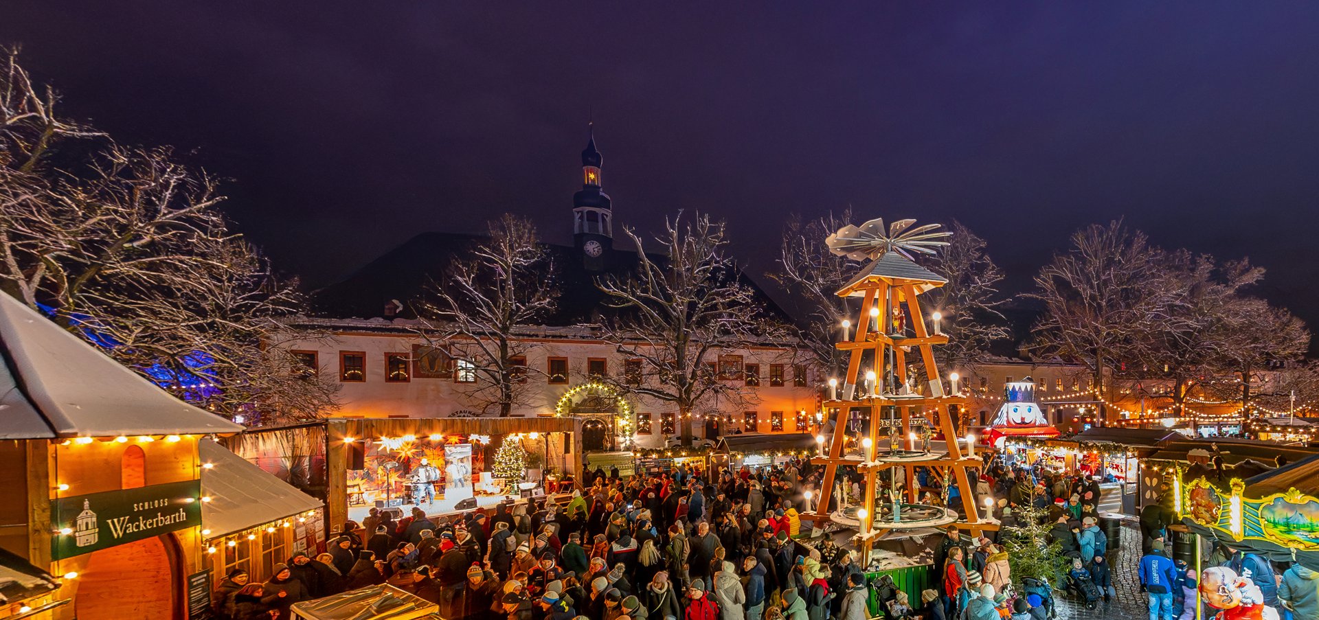 Weihnachtsmarkt mit Pyramide