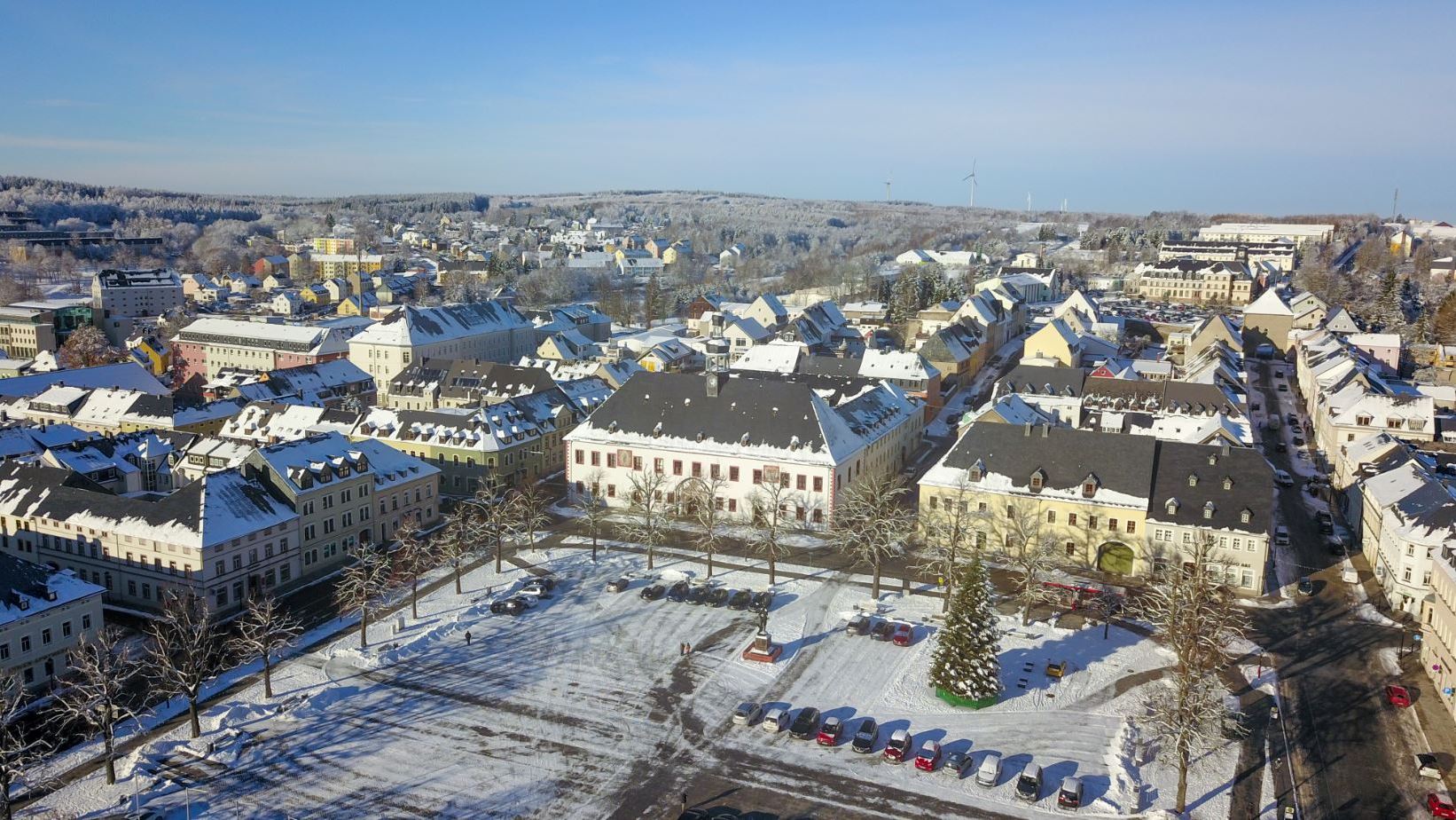 Blick auf den Marktplatz mit Rathaus im Winter